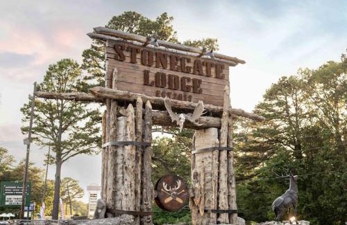 Eureka Springs Apartment | Stonegate Lodge Bear's Den Kitchen, Pool, Firepit, WIFI ,Smart TVs