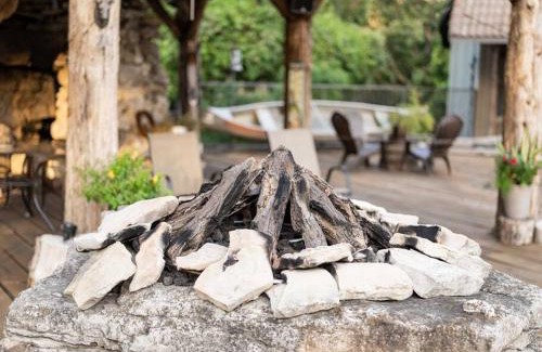 Eureka Springs Apartment | Stonegate Lodge Bear's Den Kitchen, Pool, Firepit, WIFI ,Smart TVs