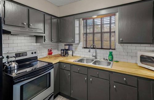 Eureka Springs Apartment | Stonegate Lodge Bear's Den Kitchen, Pool, Firepit, WIFI ,Smart TVs