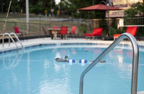 Eureka Springs Apartment | Stonegate Lodge Bear's Den Kitchen, Pool, Firepit, WIFI ,Smart TVs