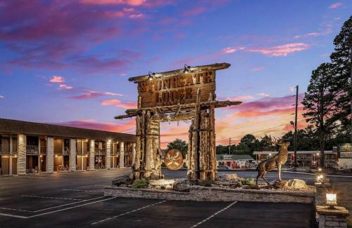 Eureka Springs Apartment | Stonegate Lodge Pool Fire Pits King BedFast WiFi 50in TV Room #209