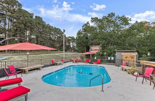 Eureka Springs Apartment | Stonegate Lodge Pool Fire Pits King BedFast WiFi 50in TV Room #209