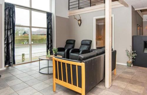 Henne House | Stort Aktivitets-Feriehus Med Fri Badeland, Bowling, Badminton Og Tennis