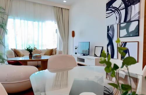 Seri Tanjung Pinang Apartment | Straits Quay Seafront Suite l Panoramic Seaview