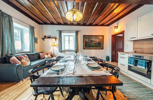 Altaussee Apartment | Strauss Suite | Kitchen | Parking | Garden