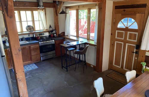Old Bend House | Strawbale Basecamp-Salt Hot Tub, AC, Heated Floors, Fireplace, 100+ wifi, 30nts