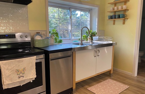 South Haven Cottage | Strawberry Hill cottage minutes from South Haven, Fire Pit, Bike Trail, Wineries