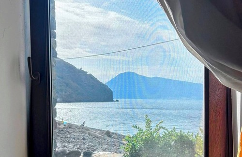 Acquacalda Cottage | Strongyle-Aeolian-style cottage on the beach with beautiful terrace and W-fi