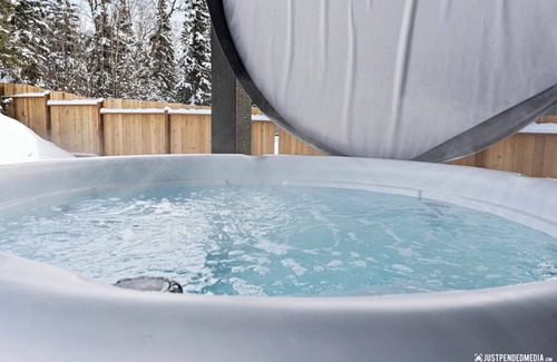 Mid-Hillside House | Strutz · Luxury Home minutes from Skiing with HOT TUB! 5 rooms, 3 bathrooms.