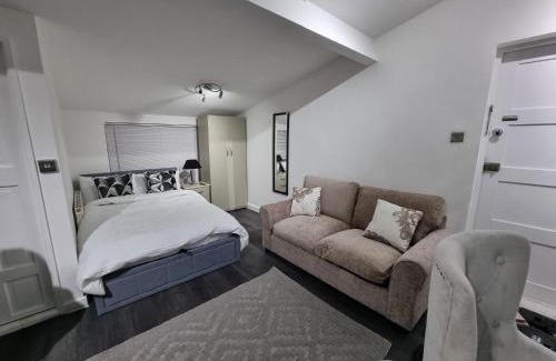 Green Street East Apartment | Studio 2 min walk to Upton Park Station