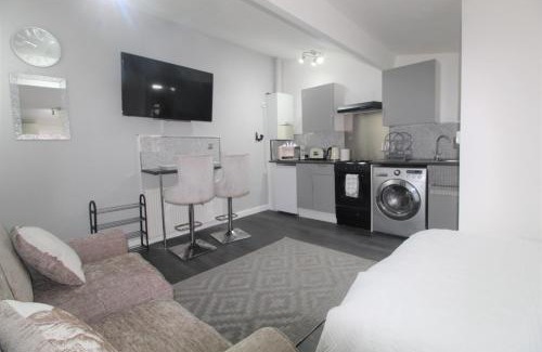 Green Street East Apartment | Studio 2 min walk to Upton Park Station