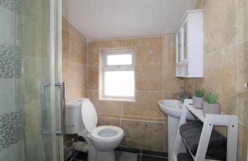Green Street East Apartment | Studio 2 min walk to Upton Park Station