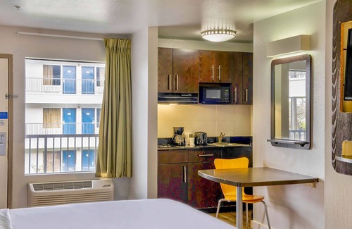 North San Antonio - SAT Hotel | Studio 6 San Antonio, TX - Airport