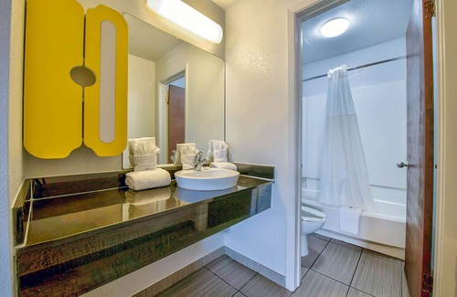 North San Antonio - SAT Hotel | Studio 6 San Antonio, TX - Airport