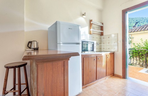 Limni Keri Apartment | Studio Apartment 'Castellos Bellos 2' with Shared Garden, Wi-Fi and Air Conditioning