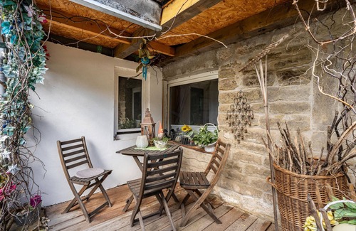 Muhlbach Apartment | Studio Apartment 'Hobbit Lounge' with Shared Pool, Private Terrace and Wi-Fi