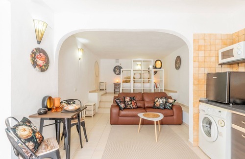 Pinar del Advocat Apartment | Studio Apartment 'Sillero Dos' with Shared Pool, Wi-Fi and Air Conditioning