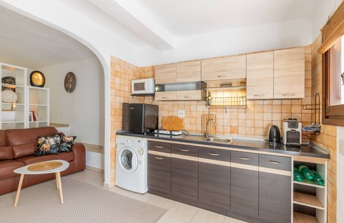 Pinar del Advocat Apartment | Studio Apartment 'Sillero Dos' with Shared Pool, Wi-Fi and Air Conditioning