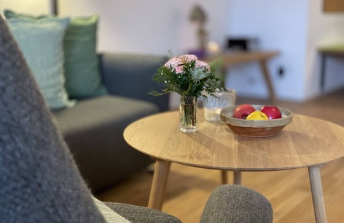 Uebersee Apartment | Studio Apartment 'Taubenkobel' with Mountain View, Balcony, Shared Garden & Wi-Fi