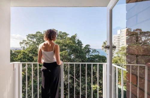 Elizabeth Bay Apartment | Studio Apt With Parking Balcony & Water Views