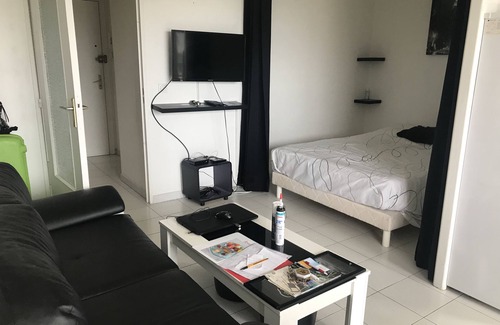 Saint-Laurent-du-Var Apartment | Studio Bien Placé et Dans un Quartier Calme