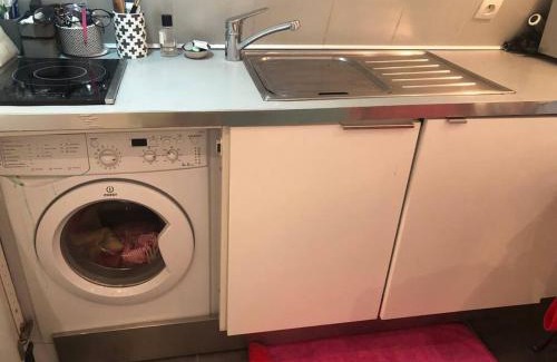 Quartier de la Folie-Mericourt Apartment | STUDIO CŒUR VIEUX PARIS. Pied du métro.Tout équipé