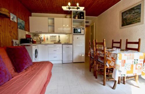 Chamrousse Apartment | Studio cabine au pied des pistes de Chamrousse avec balcon et commodités à proximité - FR-1-549-61