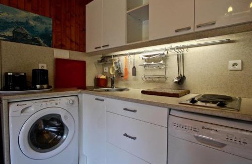 Chamrousse Apartment | Studio cabine au pied des pistes de Chamrousse avec balcon et commodités à proximité - FR-1-549-61