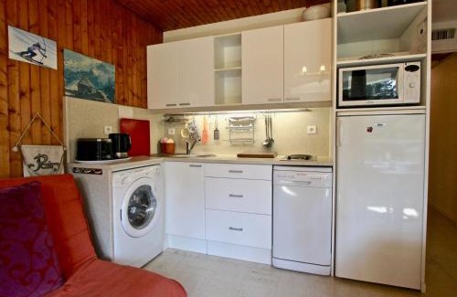 Chamrousse Apartment | Studio cabine au pied des pistes de Chamrousse avec balcon et commodités à proximité - FR-1-549-61