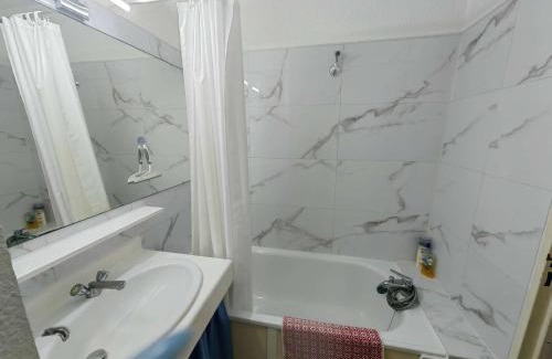 Vebron Apartment | Studio cabine avec terrasse, piscine, parking sécurisé, proche plage et port - FR-1-607-47