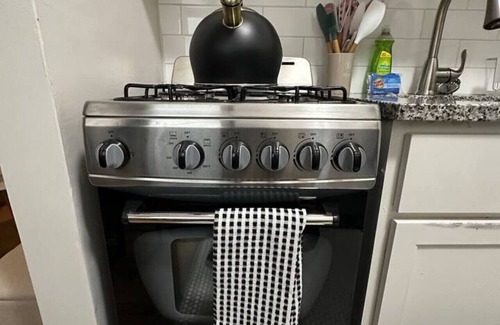 Dwight Apartment | Studio City Stay in the heart of Downtown New Haven, commutable and walkable to Yale and Yale hospital.