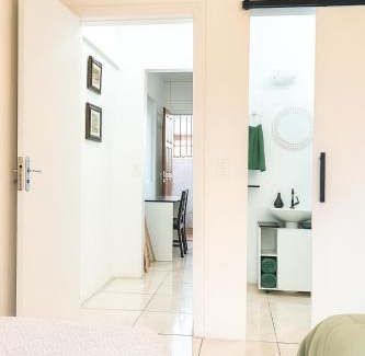 Rio Vermelho Norte House | Studio Cravo e Canela - Aconchego e privacidade, ideal para casais, com cozinha completa, ar-condicionado, Wi-Fi, vaga de garagem, excelente custo benefício, lugar tranquilo entre as praias dos Ingleses e Moçambique