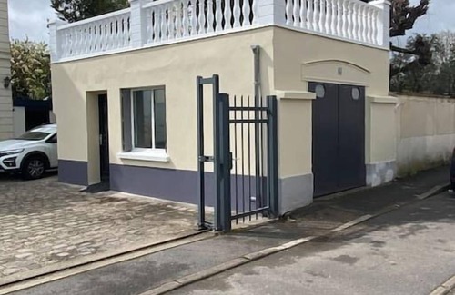 Longjumeau Apartment | Studio Dans Hôtel Particulier