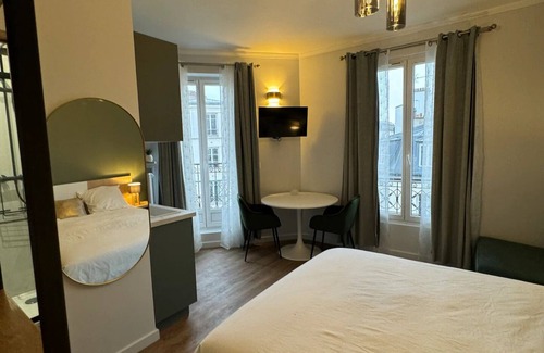 Neuilly-sur-Seine Apartment | Studio de Charme Parisien