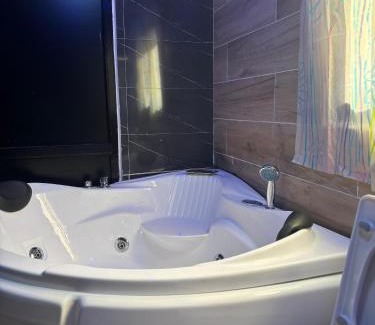 Senegal Apartment | Studio de Luxe avec Jacuzzi à 15 Minutes de l'Aéroport AIBD !