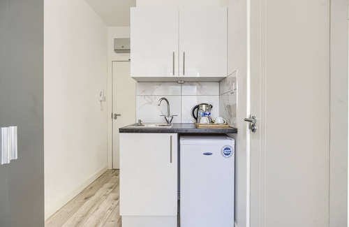 Highbury West Apartment | Studio-Deluxe-Ensuite-Street View-4