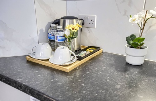 Highbury West Apartment | Studio-Deluxe-Ensuite-Street View-4