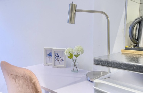 Highbury West Apartment | Studio-Deluxe-Ensuite-Street View-4