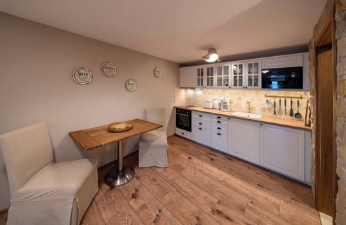 Chyne Apartment | Studio Flat - Sleeps 3 - Parking - Wifi