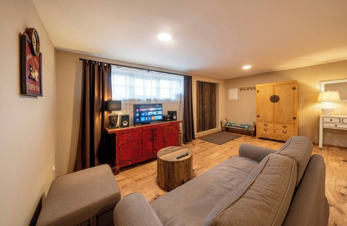 Chyne Apartment | Studio Flat - Sleeps 3 - Parking - Wifi