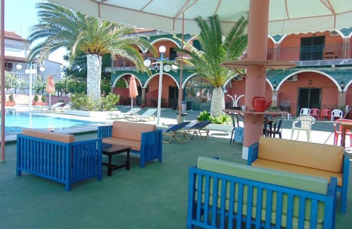 Vassilatika Apartment | Studio for 2 With shared Pool Within Easy Reach Of Beaches