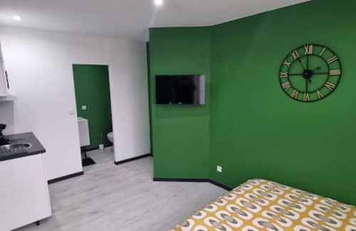 Saint-Quentin Apartment | Studio Hibiscus Tout Confort, Rénové