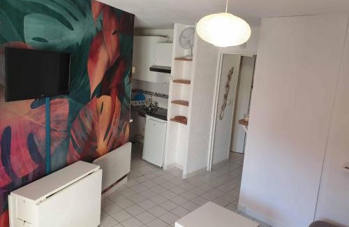 La Faviere Apartment | Studio idéal séjour en amoureux rez de jardin proche plage