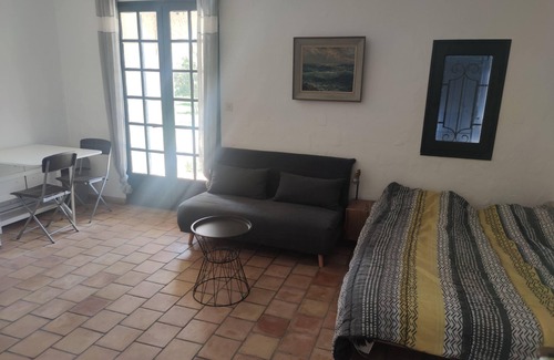 Le Thor Bed & Breakfast | Studio in the countryside