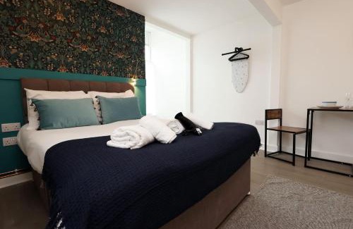Gorseinon Apartment | Studio - Kitchen - Parking - Ideal for Contractors