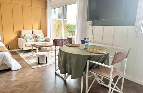 Courseulles-sur-Mer Apartment | Studio La Petite Oasis - idéal couple - lumineux - calme - 10min à pieds du centre ville & de la plage - balcon exposé sud - 2km du Centre Juno Beach - stationnement & wifi gratuits