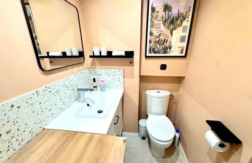 Courseulles-sur-Mer Apartment | Studio La Petite Oasis - idéal couple - lumineux - calme - 10min à pieds du centre ville & de la plage - balcon exposé sud - 2km du Centre Juno Beach - stationnement & wifi gratuits