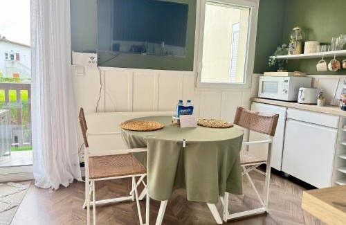 Courseulles-sur-Mer Apartment | Studio La Petite Oasis - idéal couple - lumineux - calme - 10min à pieds du centre ville & de la plage - balcon exposé sud - 2km du Centre Juno Beach - stationnement & wifi gratuits