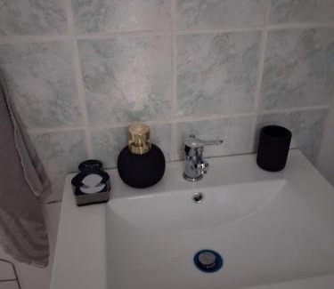 Saint-Charles du Port Apartment | Studio meublé Netflix Wi-Fi