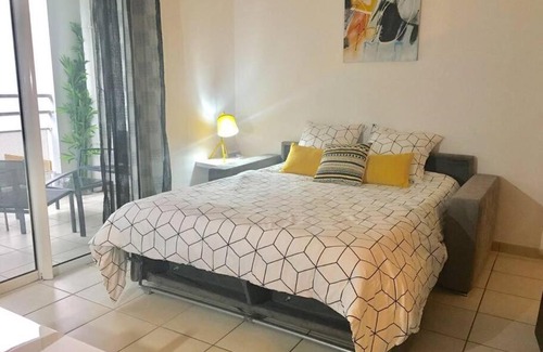 La Possession Apartment | Studio moderne, centre-ville, au calme, parking privé